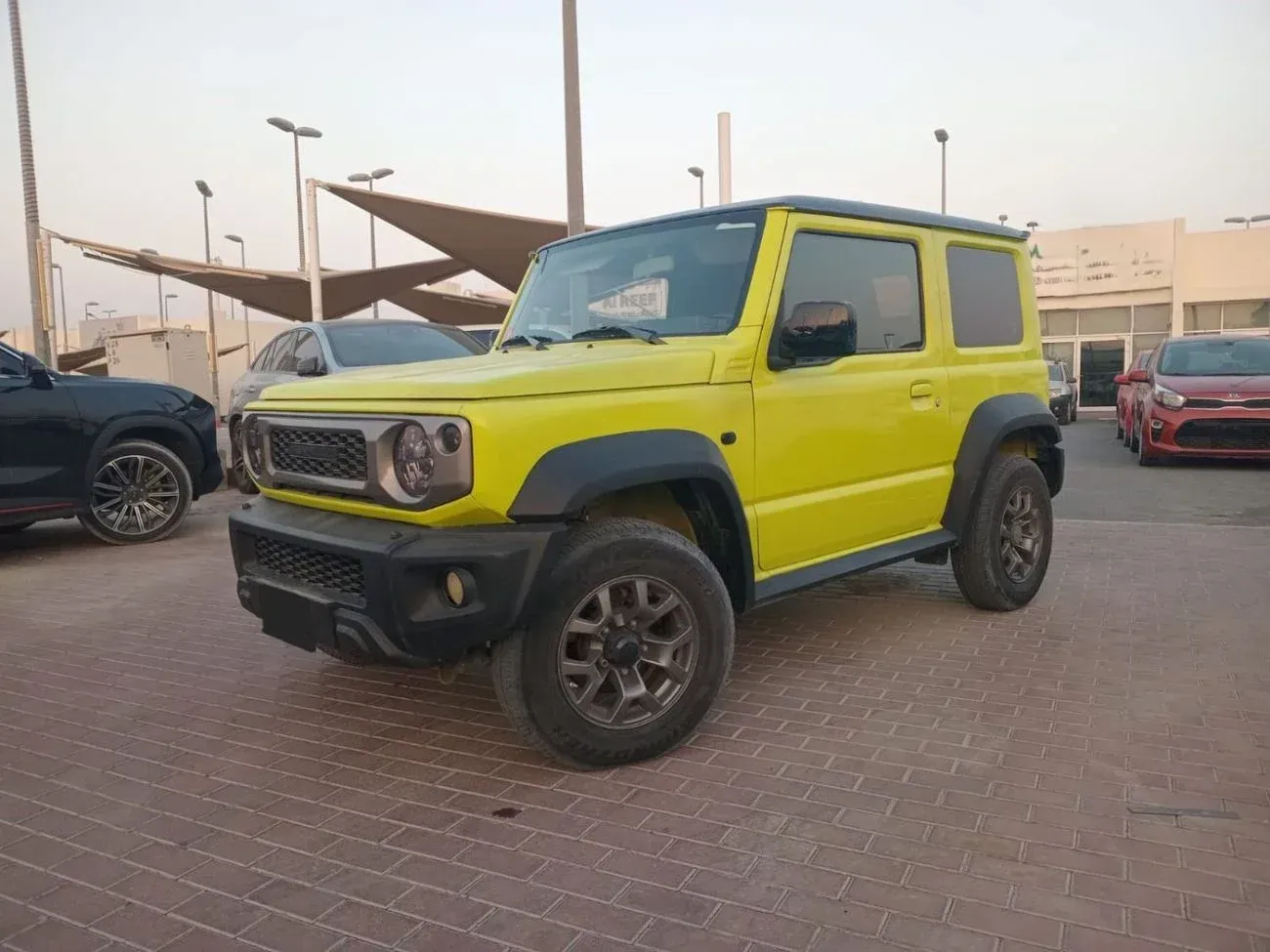 Трёхдверный Suzuki Jimny: вид спереди и сбоку