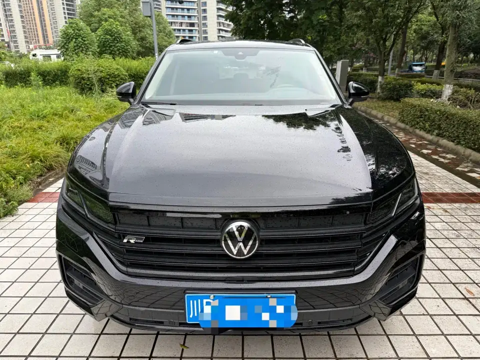 Volkswagen Touareg 3.0TSI Sharp Edition with Gloss Black Sports Package 2021
