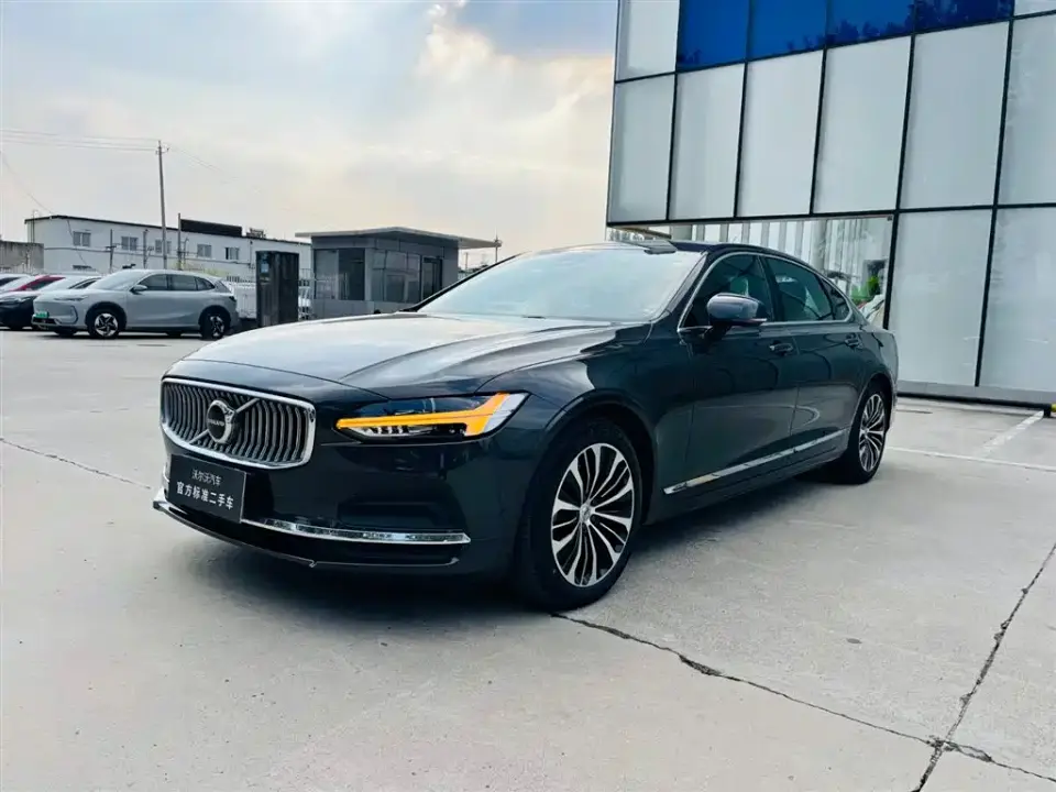 Volvo S90 B5 Momentum Luxury Edition 2024