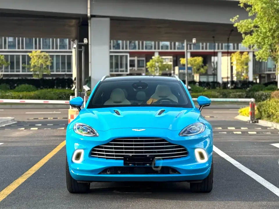 Aston Martin DBX 3.0T STRAIGHT-SIX 2022