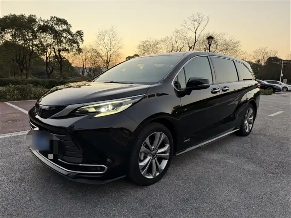 Toyota Sienna 2.5L Hybrid Premium Edition 2023