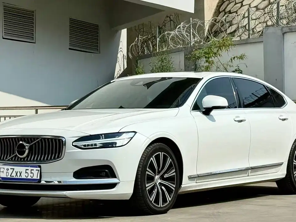 Volvo S90 Model B5 Momentum Luxury Edition 2021
