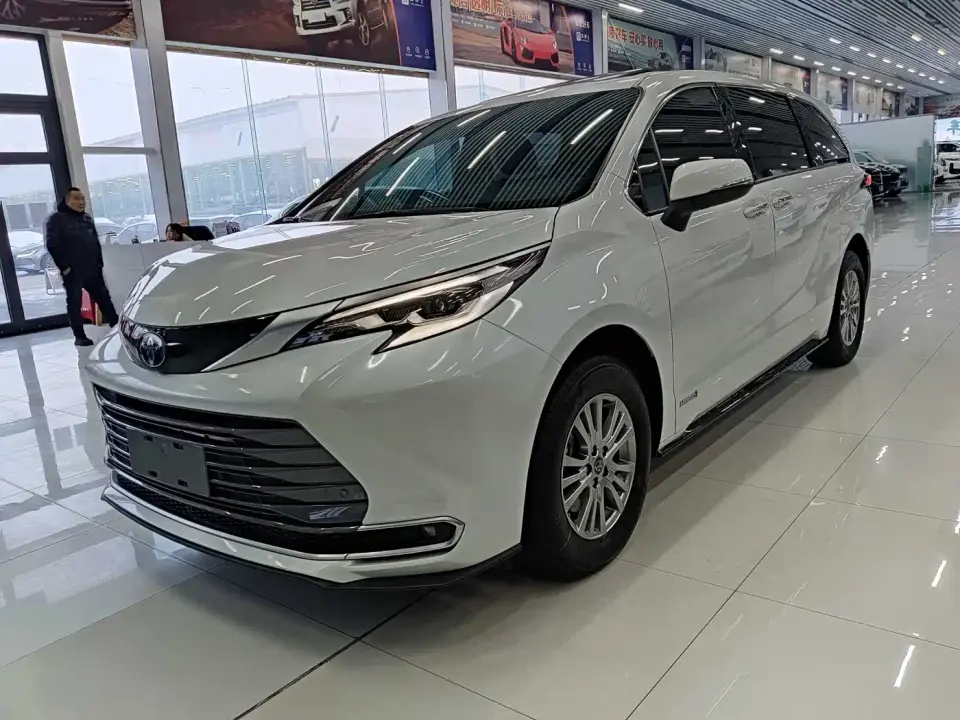 Toyota Sienna 2.5L Hybrid Premium Edition 2023