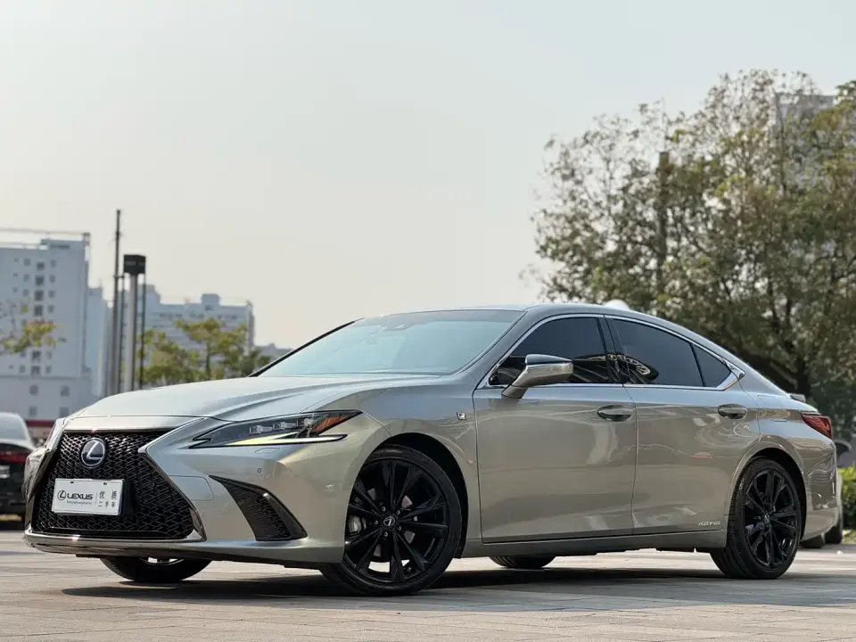 Lexus ES 300h F SPORT 2022