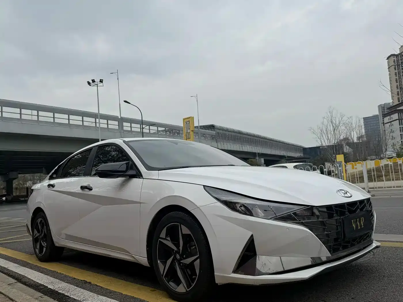 Hyundai Elantra 240TGDi DCT LUX Premium Edition 2021 — фото 3