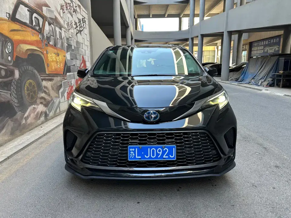 Toyota Granvia 2.5L Hybrid Luxury Edition 2023
