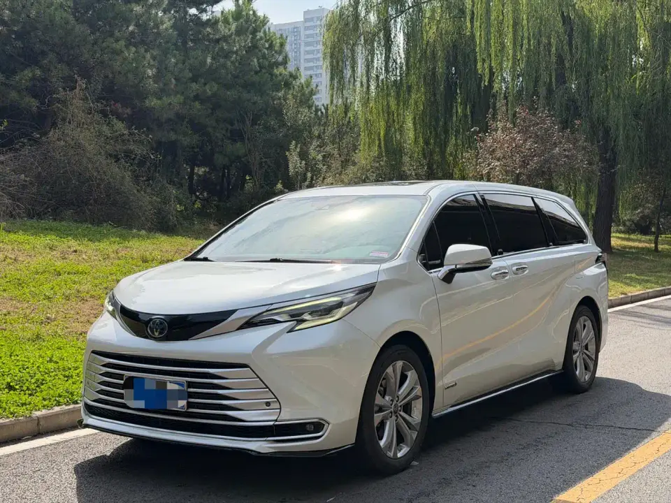 Toyota Sienna 2.5L Hybrid Premium Edition 2023