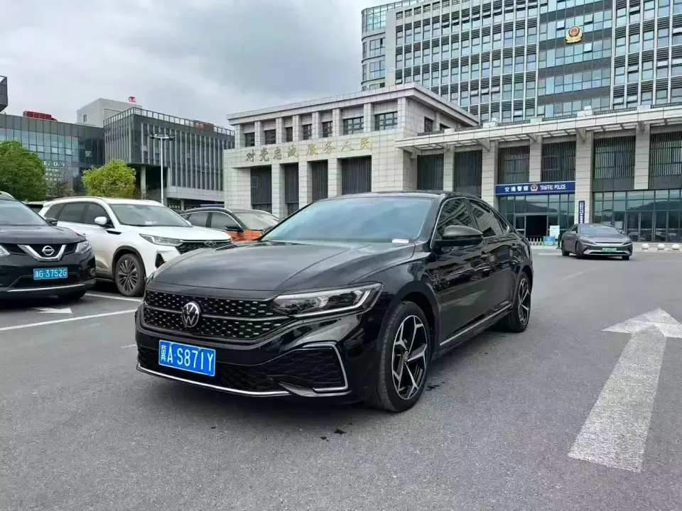 Volkswagen Passat Facelift 330TSI Starlight Elite Edition 2023
