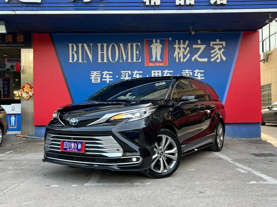 Toyota Sienna 2.5L Hybrid Platinum Edition 2024