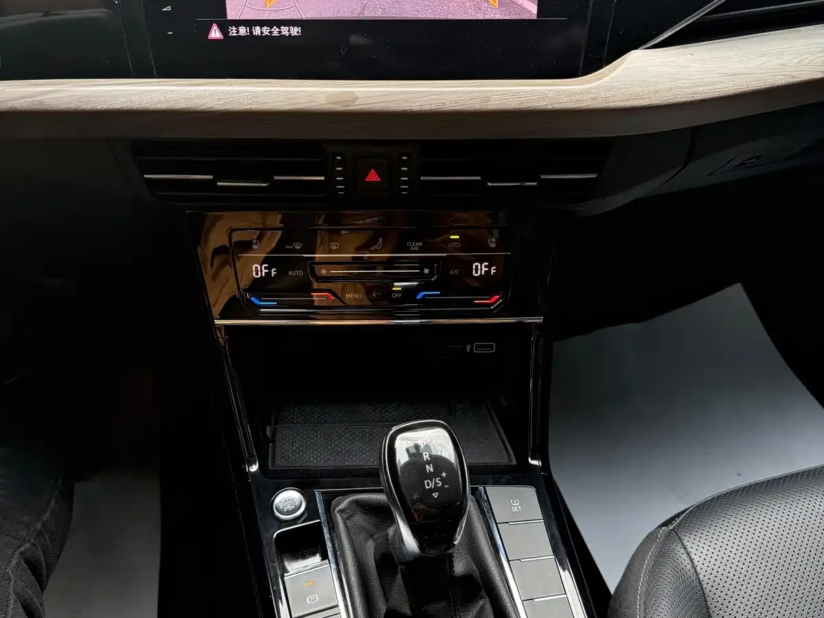 Volkswagen Passat 330TSI Luxury Edition China VI 2020 — фото 14