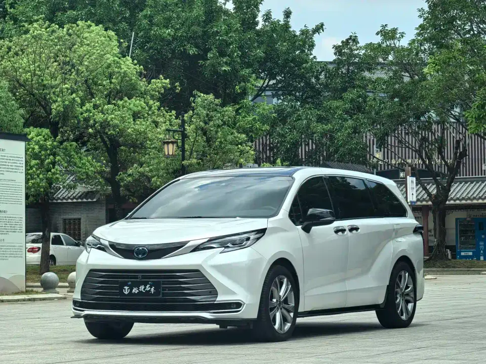 Toyota Sienna 2.5L Hybrid Premium Edition 2024