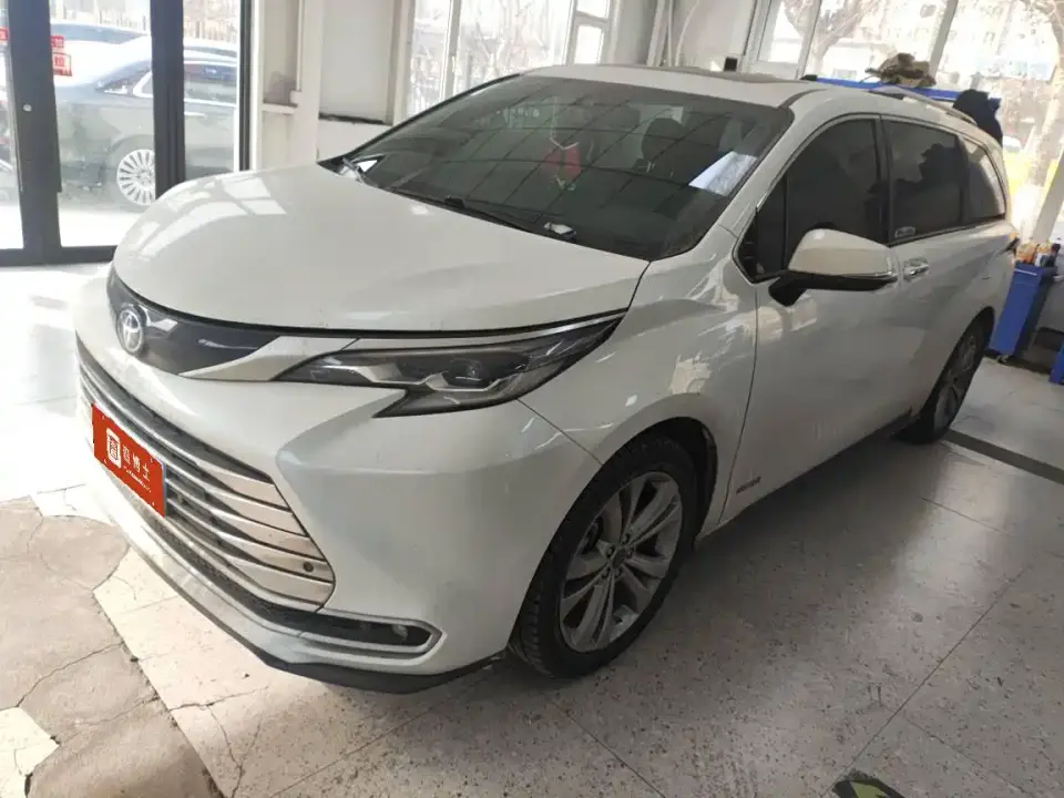 Toyota Sienna 2.5L Hybrid Premium Edition 2023