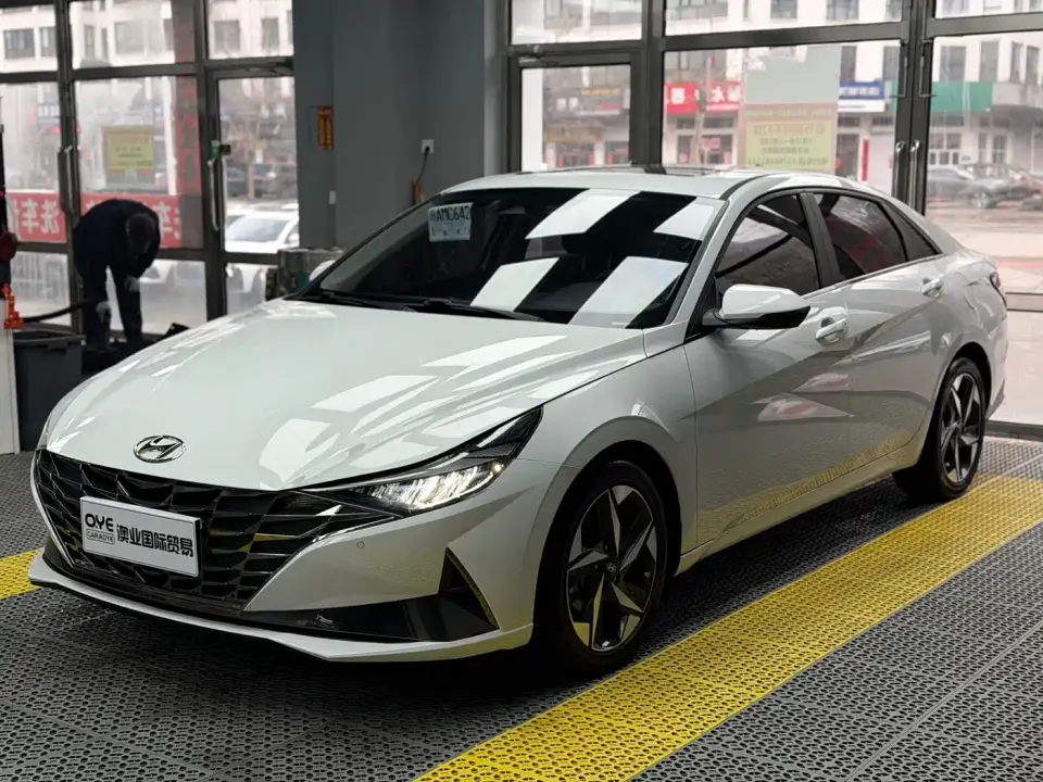 Hyundai Elantra 1.5L CVT LUX Premium Edition 2022
