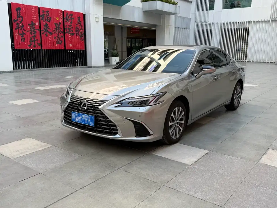 Lexus ES 200 Ultimate Edition 2025