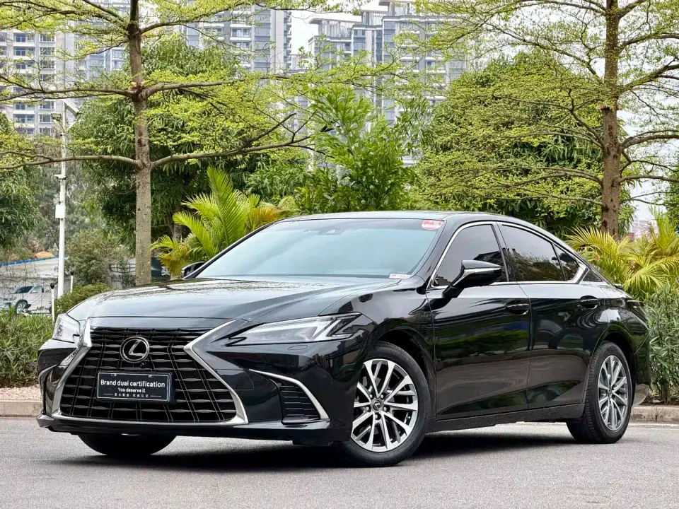 Lexus ES 300h Ultimate Edition 2025