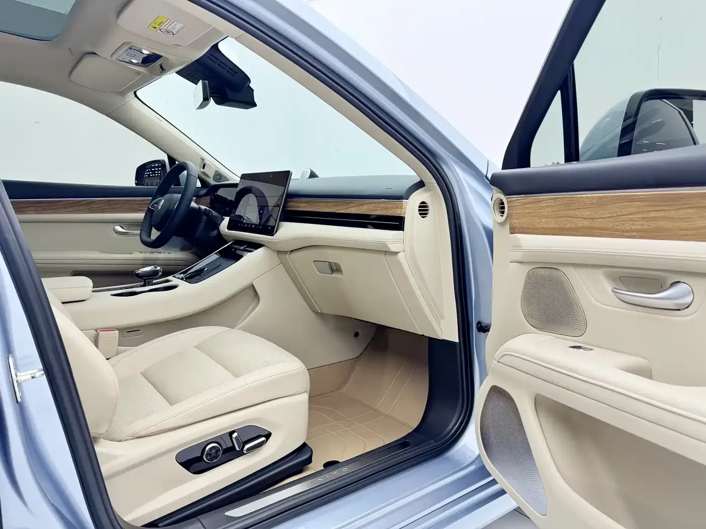 AITO Wenjie AITO M5 Extended Range RWD Smart Drive Edition 2024 — фото 6