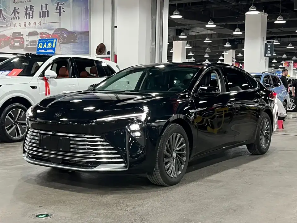 Buick LaCrosse Model 28T Platinum Edition 2025