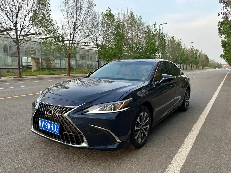 Lexus ES 300h Excellence Edition 2024