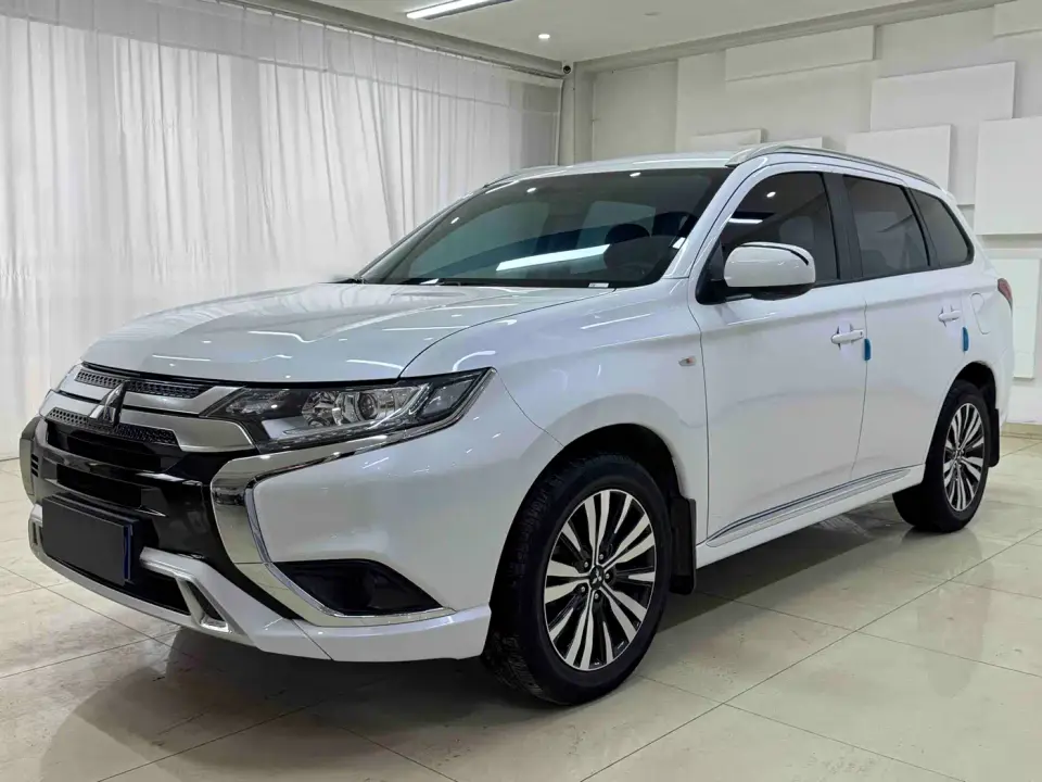 Mitsubishi Outlander 2.0L 2WD Smooth Ride Version 5-Seater 2022