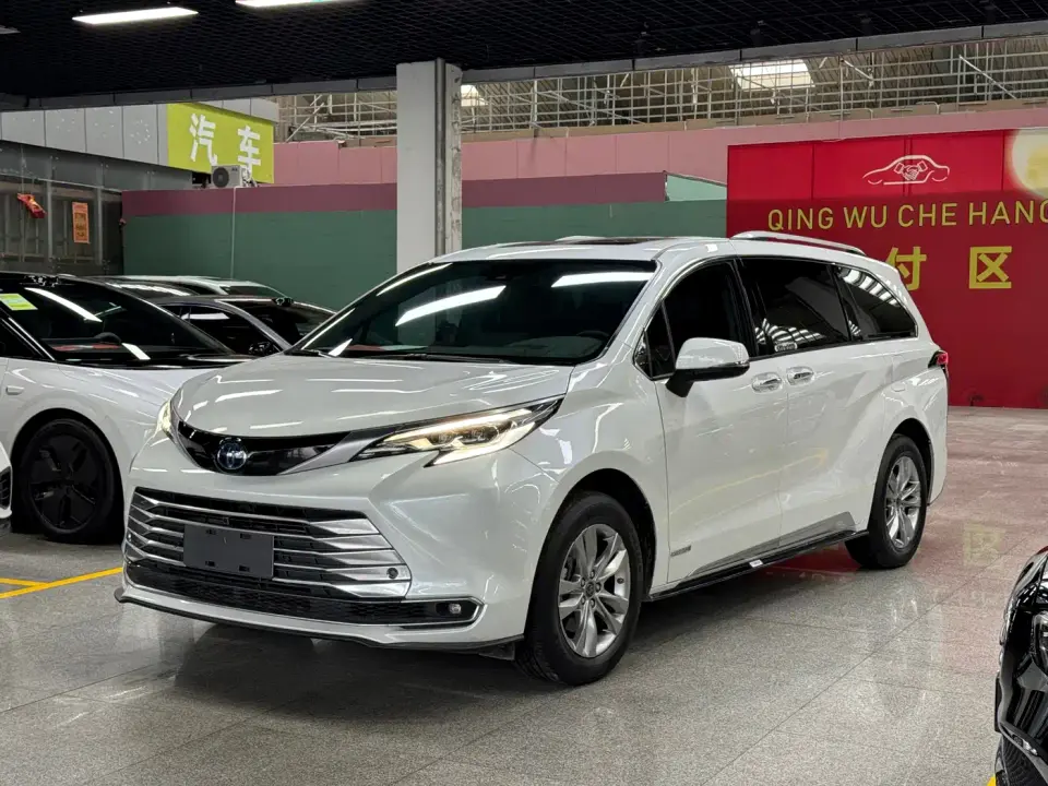 Toyota Sienna 2.5L Hybrid Platinum Edition 2023
