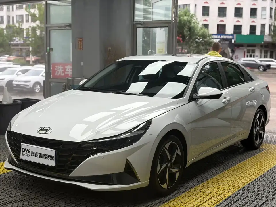 Hyundai Elantra 1.5L CVT LUX Premium Edition 2022