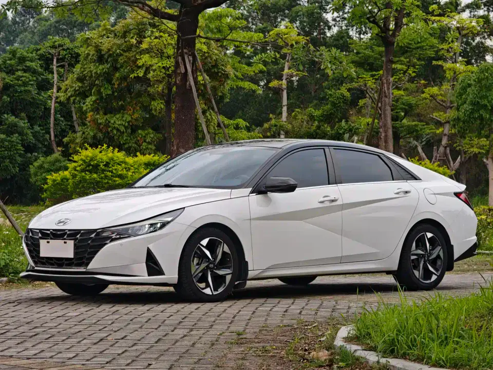 Hyundai Elantra 1.5L CVT LUX Premium Edition 2022