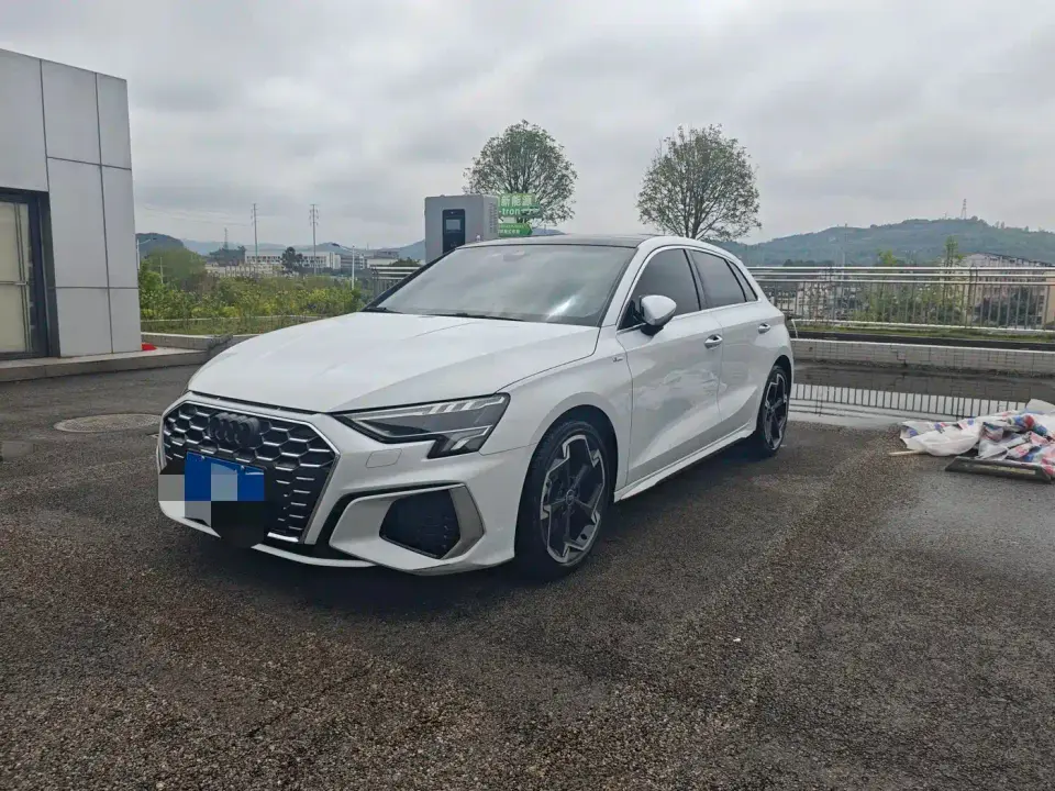 Audi A3 Model Sportback 35 TFSI Luxury Sport 2024