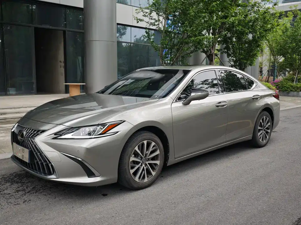 Lexus ES 200 Premium Edition 2024