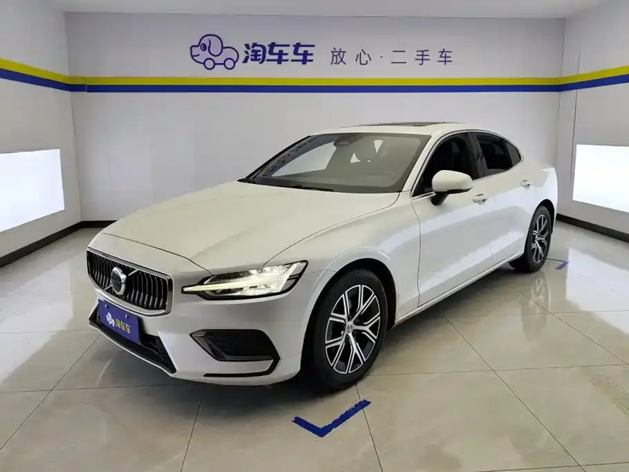 Volvo S60 B4 Smart Luxury Edition 2025