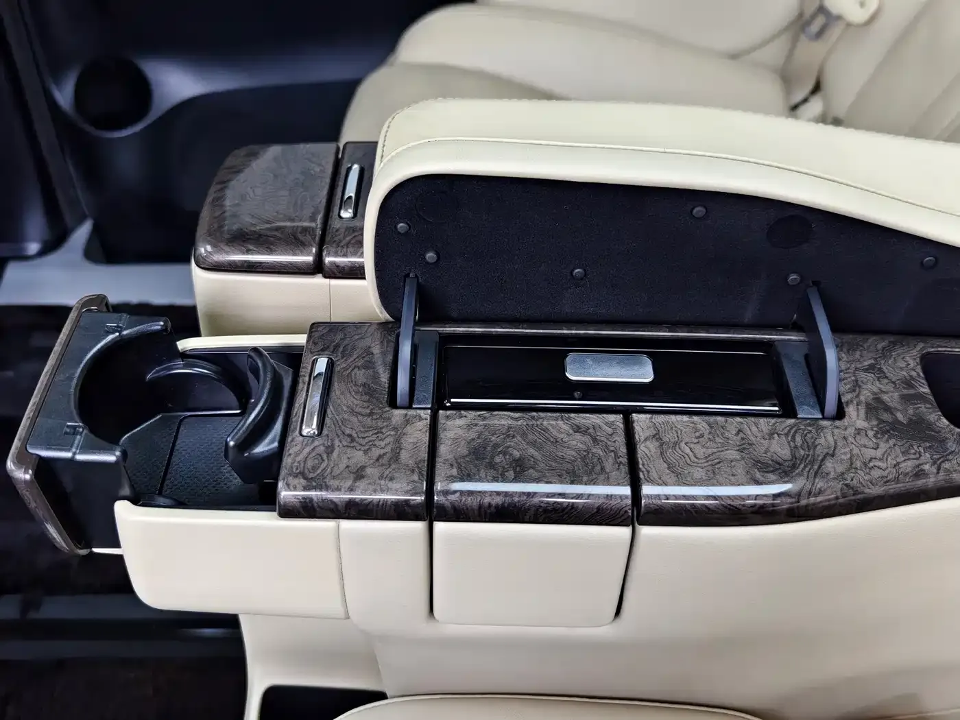 Toyota Alphard Facelift 3.5L Premium Edition 2019 — фото 19