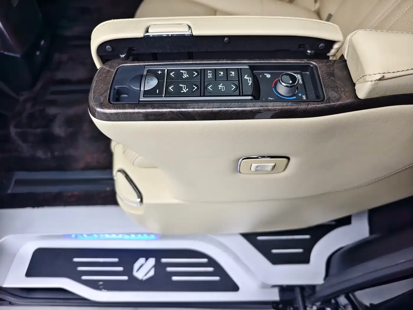Toyota Alphard Facelift 3.5L Premium Edition 2019 — фото 17