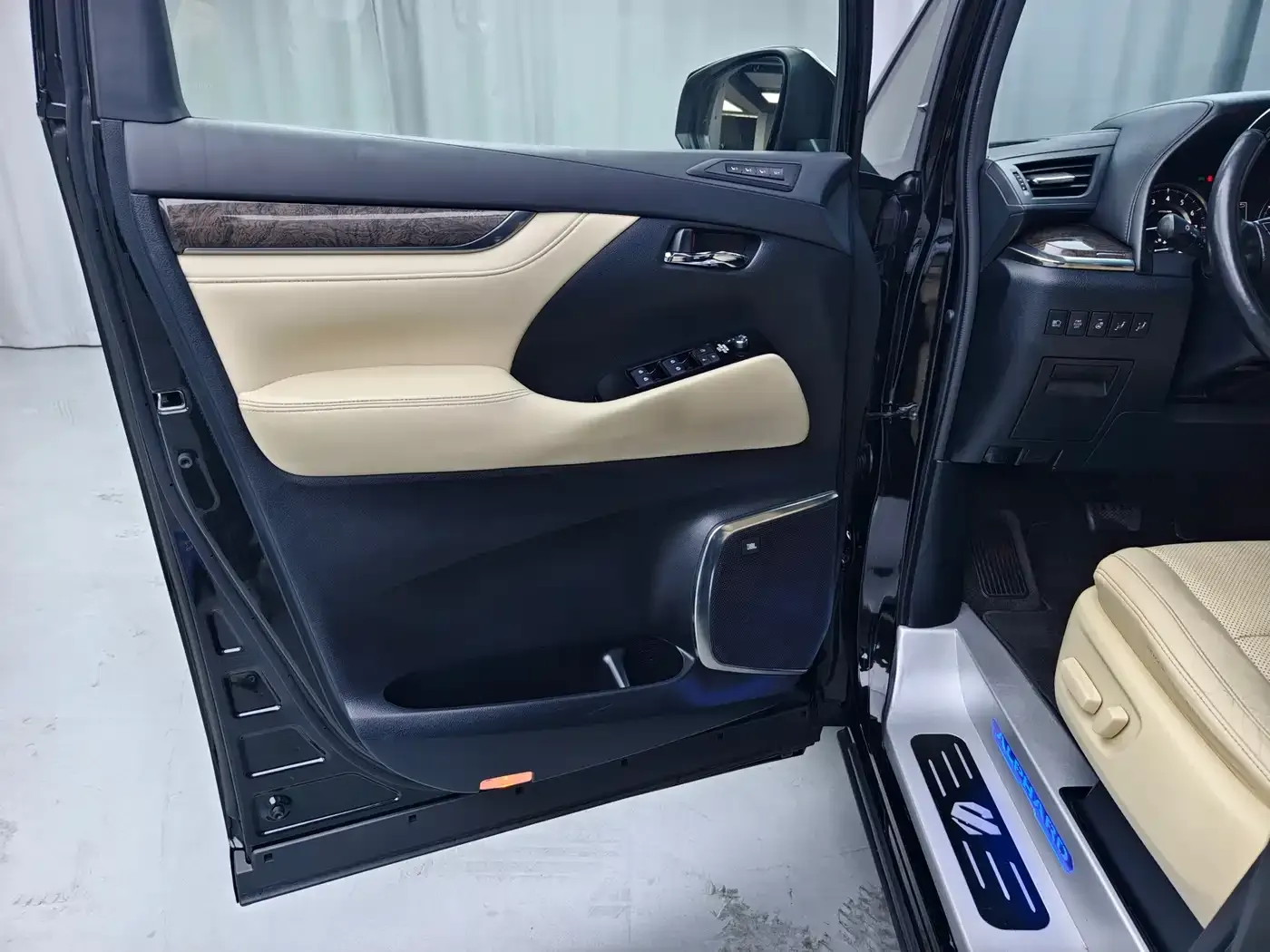 Toyota Alphard Facelift 3.5L Premium Edition 2019 — фото 7