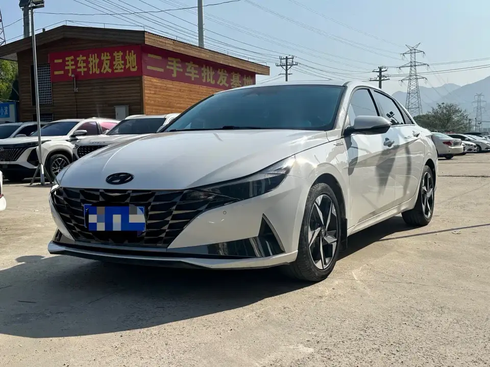 Hyundai Elantra 1.5L CVT LUX Premium Edition 2022