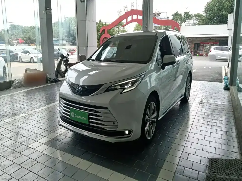 Toyota Sienna 2.5L Hybrid Platinum Edition 2023