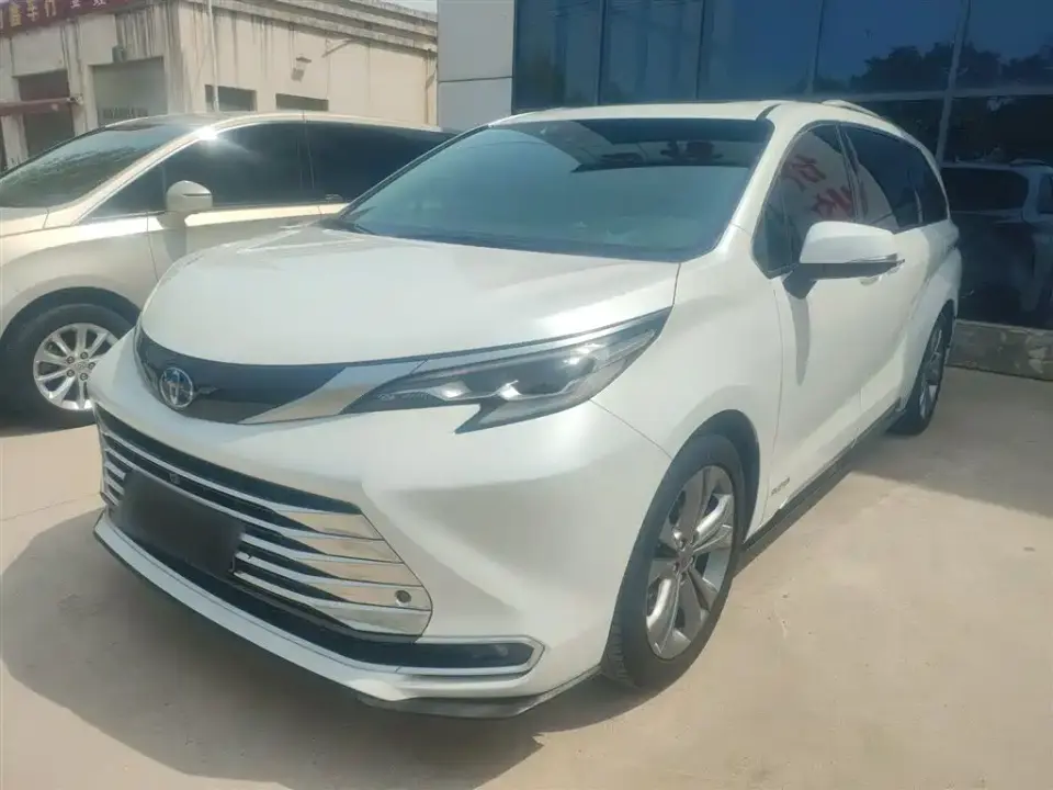 Toyota Sienna 2.5L Hybrid Platinum Edition 2023