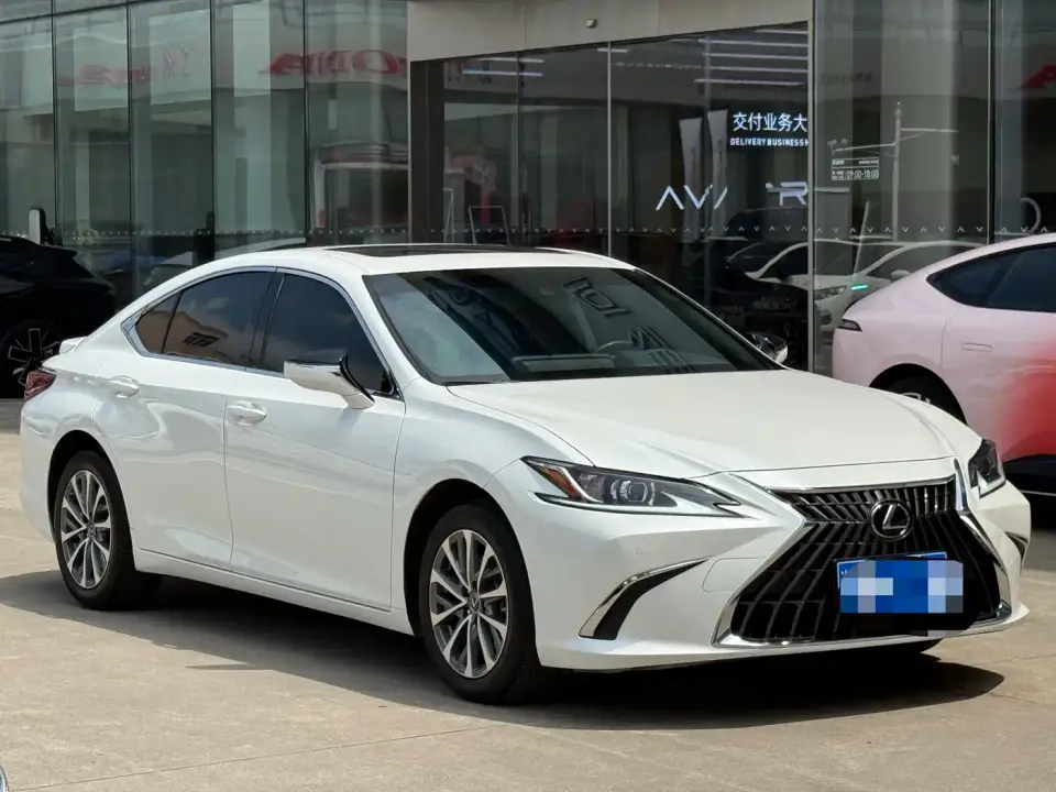 Lexus ES 300h Excellence Edition 2023