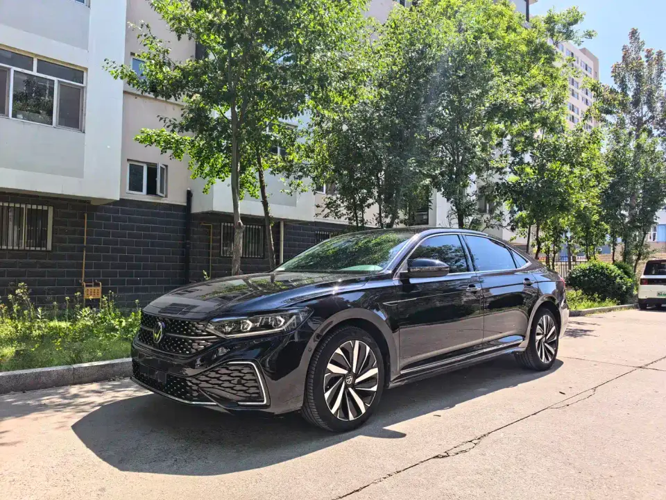 Volkswagen Passat 330TSI Starlight Luxury Edition 2022