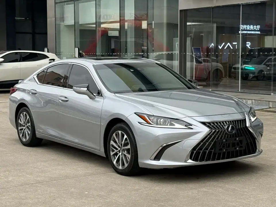 Lexus ES 300h Excellence Edition 2022