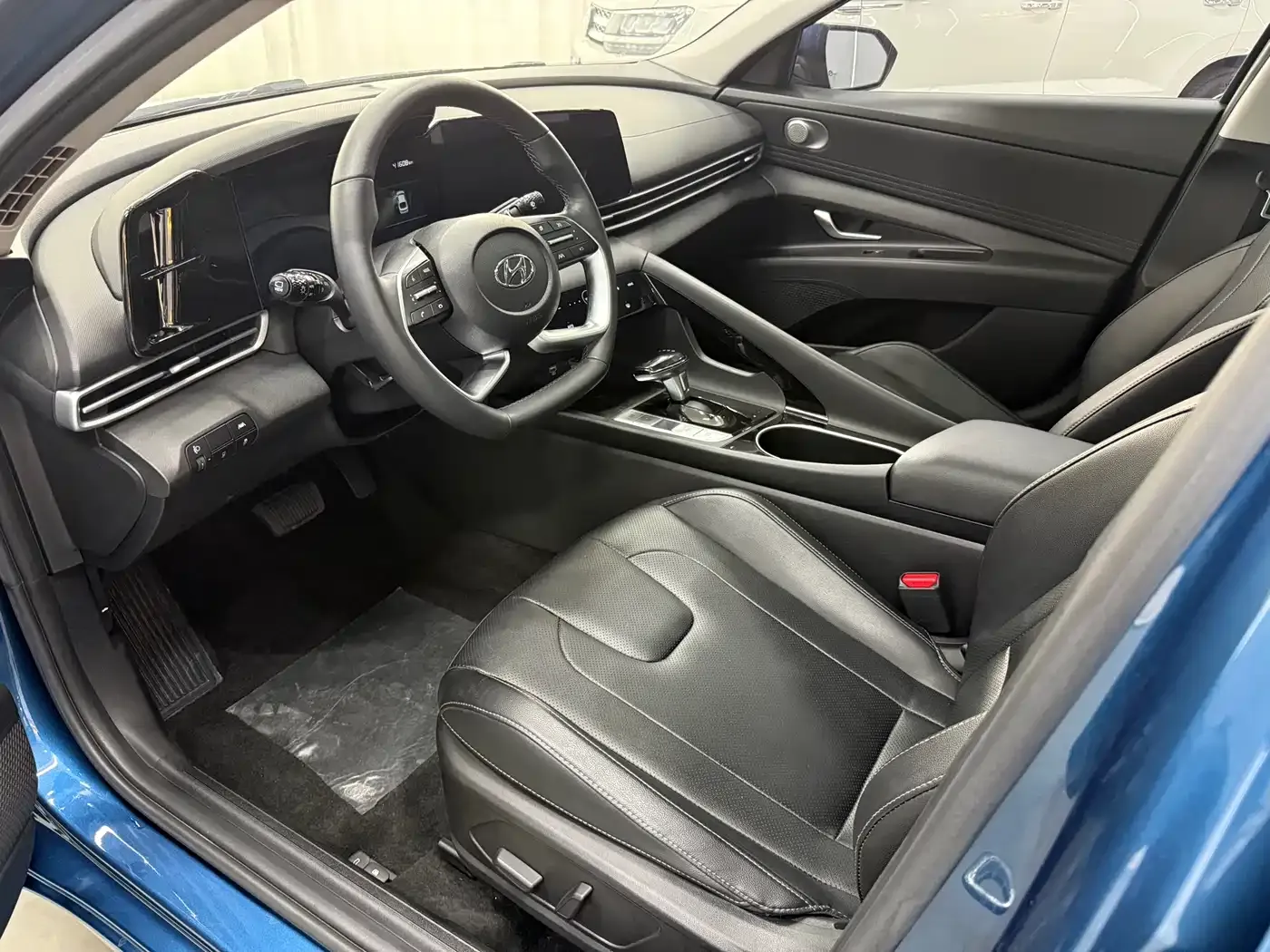 Hyundai Elantra 1.5L CVT LUX Premium Edition 2022 — фото 12