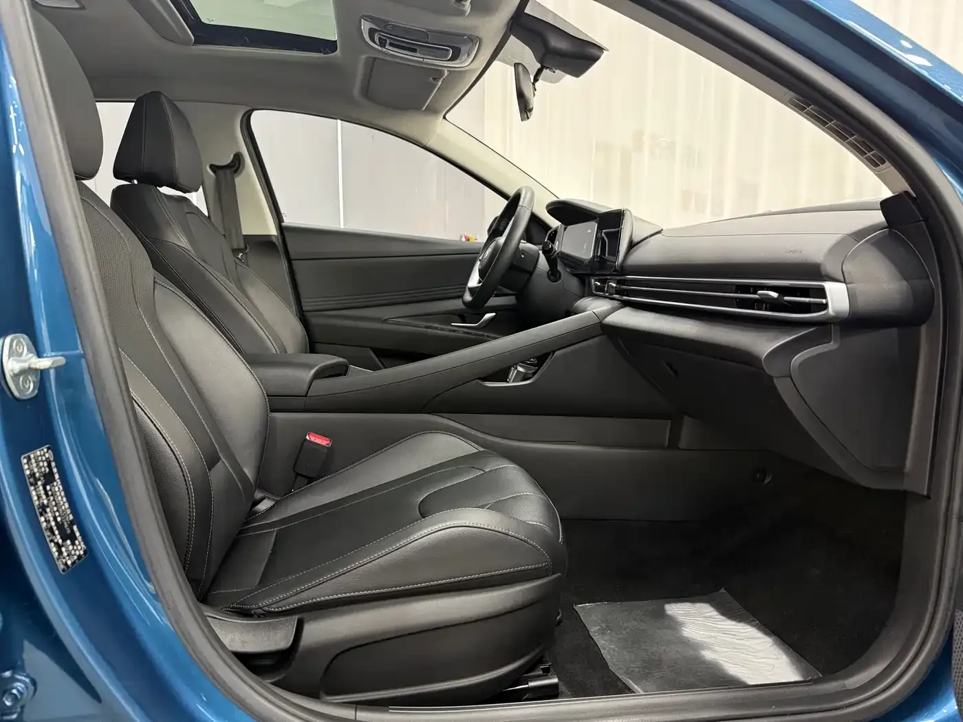 Hyundai Elantra 1.5L CVT LUX Premium Edition 2022 — фото 8