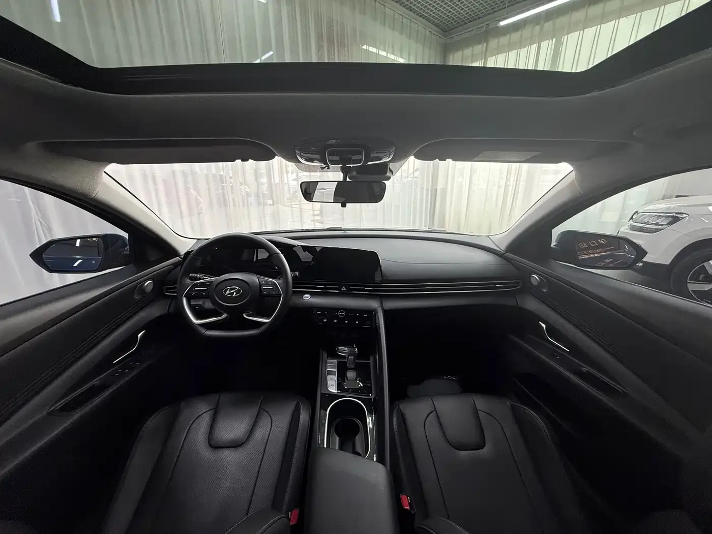 Hyundai Elantra 1.5L CVT LUX Premium Edition 2022 — фото 17