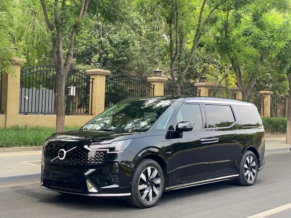 Volvo EM90 Ultra Six-Seater 2025