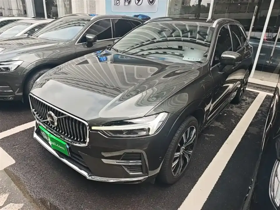 Volvo XC60 Plug-in Hybrid T8 Plug-in Hybrid Long Range AWD Momentum Luxury Edition 2021