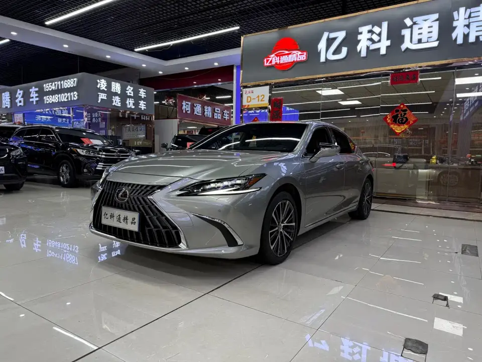 Lexus ES 300h Ultimate Edition 2023
