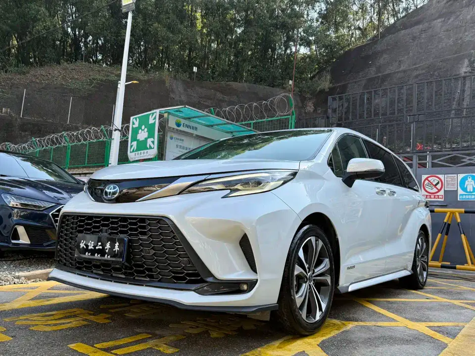 Toyota Granvia 2.5L Hybrid Premium PLUS 2024