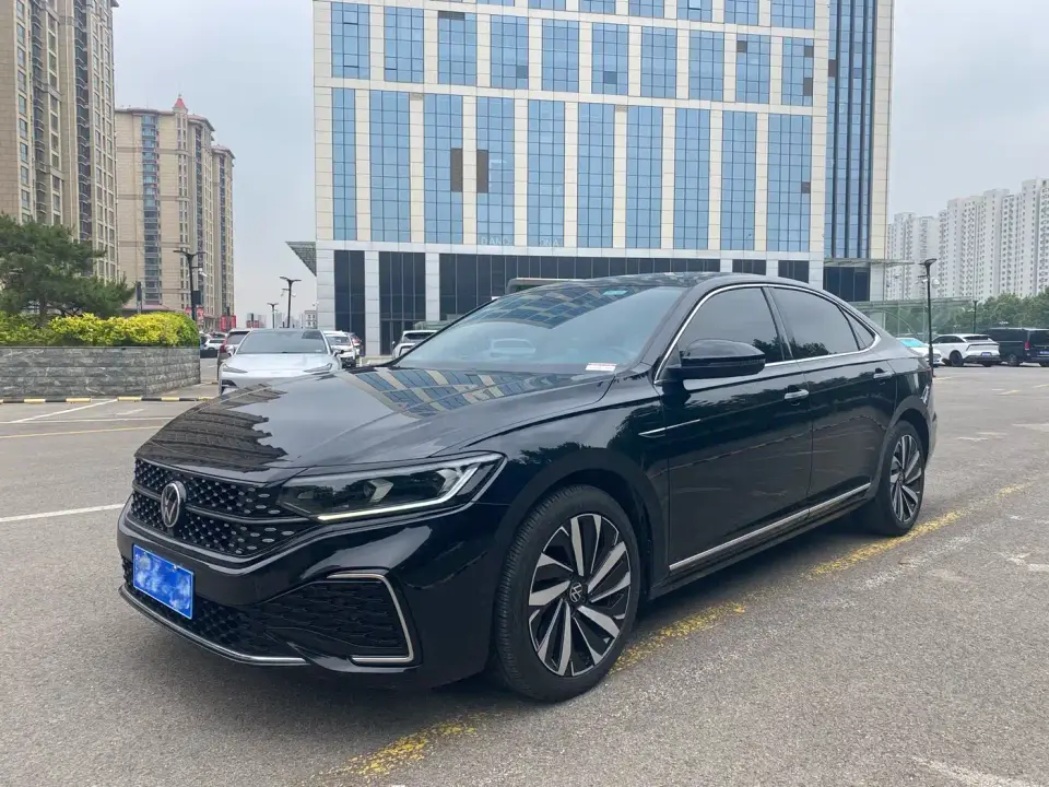 Volkswagen Passat 330TSI Starlight Luxury Edition 2022