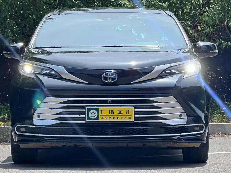 Toyota Sienna 2.5L Hybrid Platinum Edition 2024