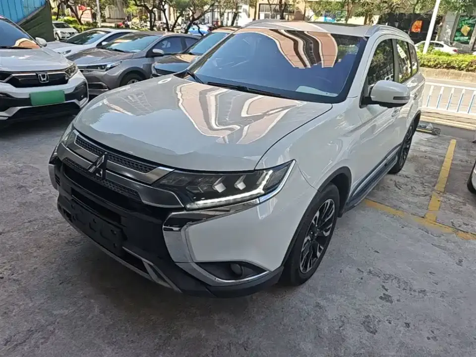 Mitsubishi Outlander 2.4L 4WD Deluxe Edition 7-Seater China VI 2019