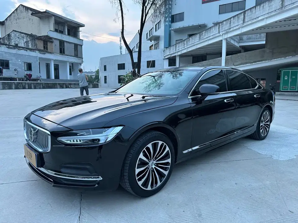 Volvo S90 B5 Momentum Luxury Edition 2024