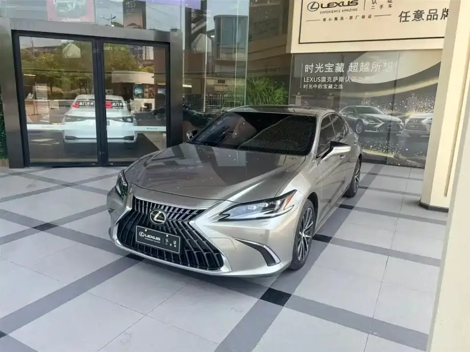 Lexus ES 300h Ultimate Edition 2023